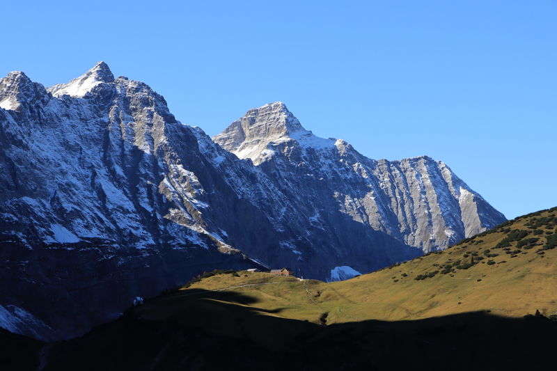 Im Vergleich zu den mächtigen Karwendelwänden wirkt die Falkenhütte winzig