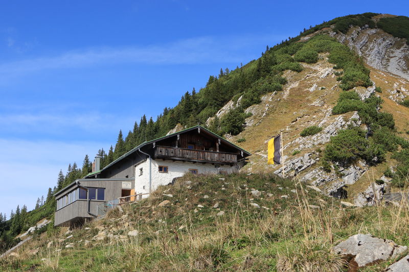 Die Tölzer Hütte liegt direkt neben dem Abstiegsweg vom Schafreiter