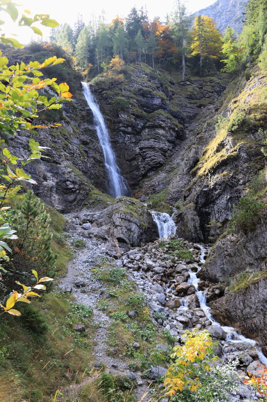Der Abfluss des Delpssees führt über Wasserfälle ins Krottenbachtal