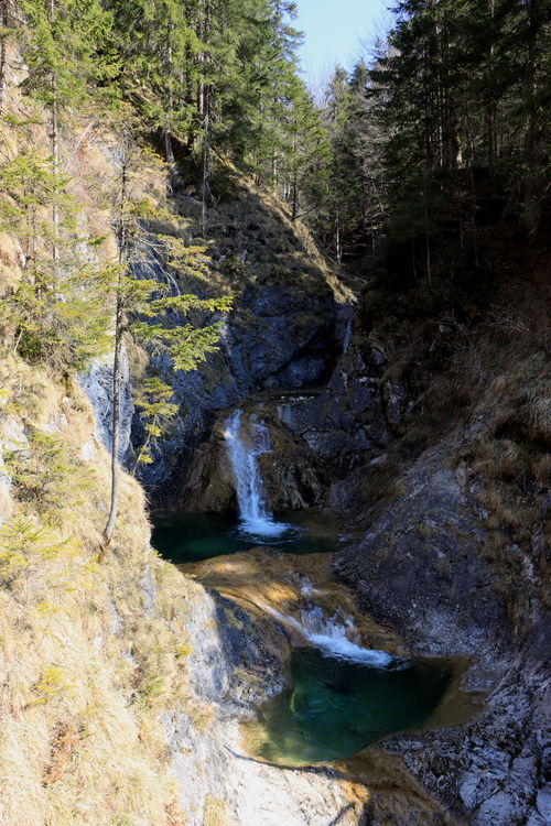Der obere Teil der Bayrischzeller Wasserfälle liegt noch im morgendlichen Schatten