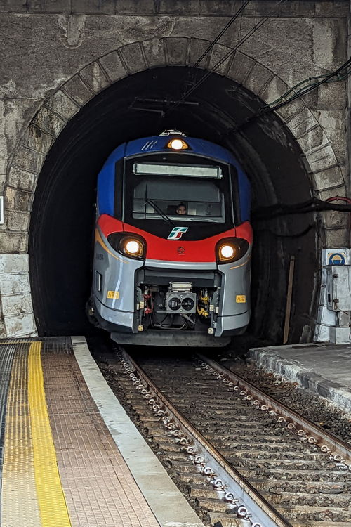 Typisch Ligurien: Bahnsteig und Tunnel gehen ineinander über