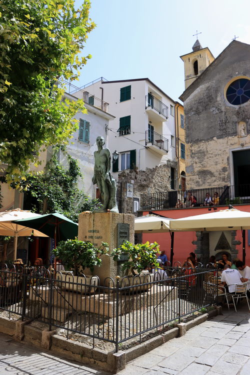 Der Dorfplatz von Corniglia dient fast ausschließlich der Gastronomie