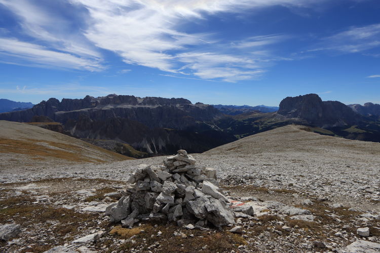 Der Gipfel des Col dala Pieres überrascht mit seinem weiten Plateau