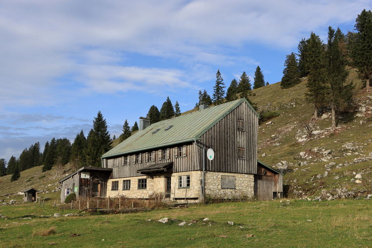 Die Riesenhütte ist seit Jahren geschlossen, bietet aber eine kleine Pausenbank