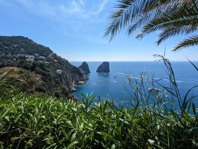Die berühmten Faraglioni an der Südküste von Capri