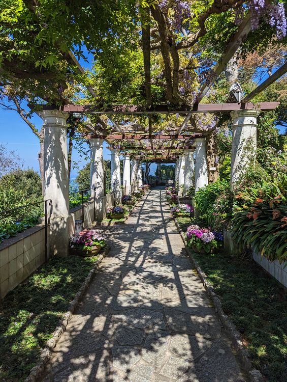 Der Garten der Villa San Michele verzaubert mit Blumen und Aussicht