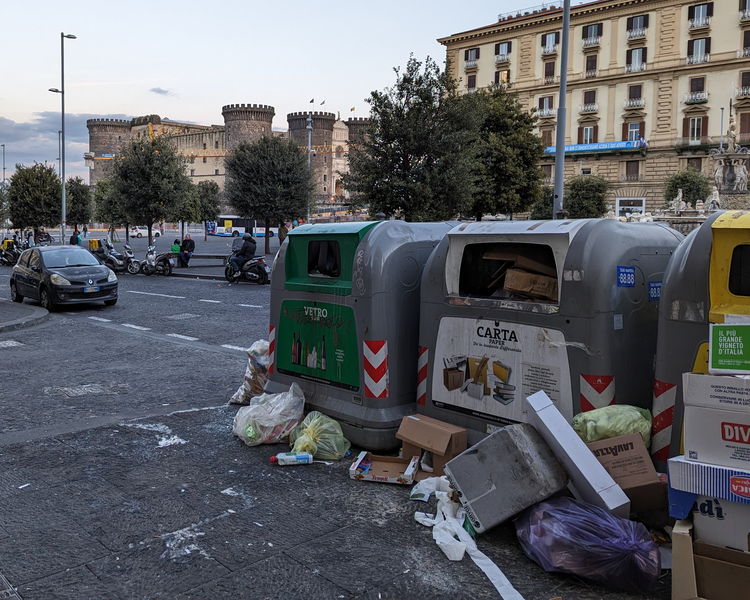 In Neapel liegt der Müll auch direkt vor wichtigen Sehenswürdigkeiten