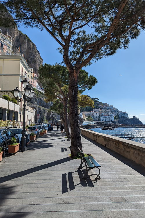 Noch ist die Promenade von Amalfi menschenleer ...