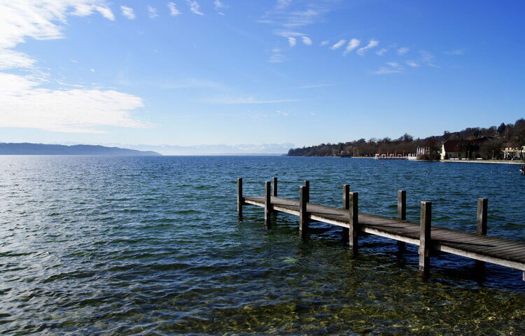 Die Tour zum Maisinger See beginnt direkt an der Seepromenade in Starnberg