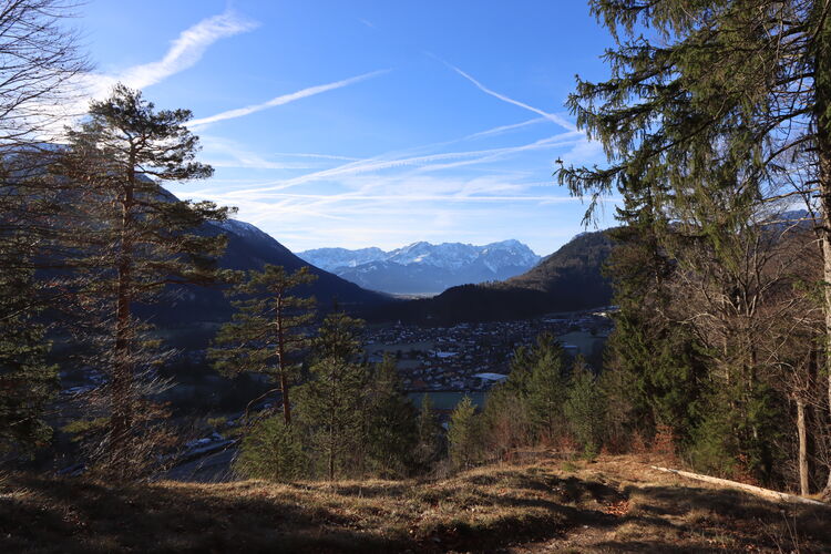 Das Heldenkreuz liegt längst in der Sonne, Oberau weiterhin im Schatten