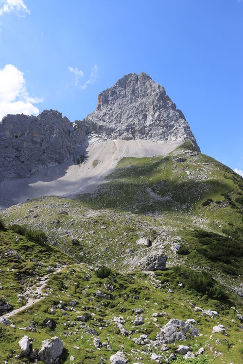 Die formschöne Lamsenspitze ist über einen Klettersteig erreichbar