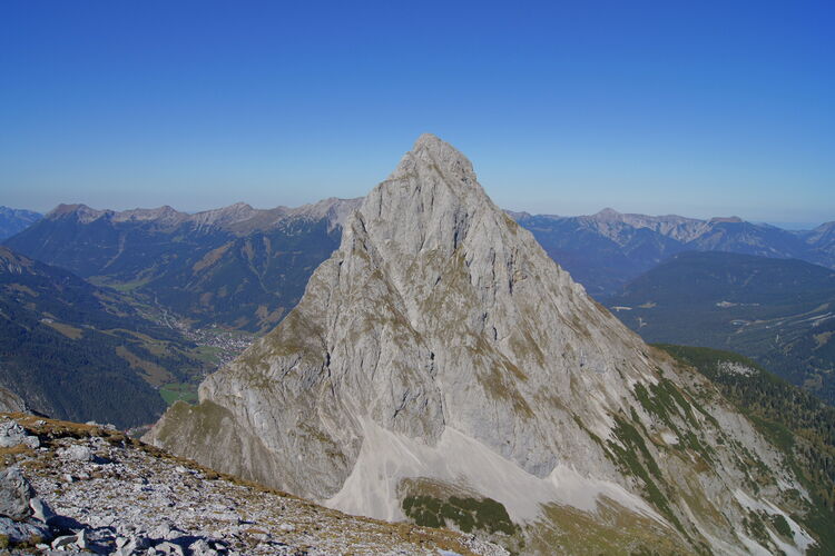 Der Südgrat (li.) führt im Schwierigkeitsgrad V zur Ehrwalder Sonnenspitze