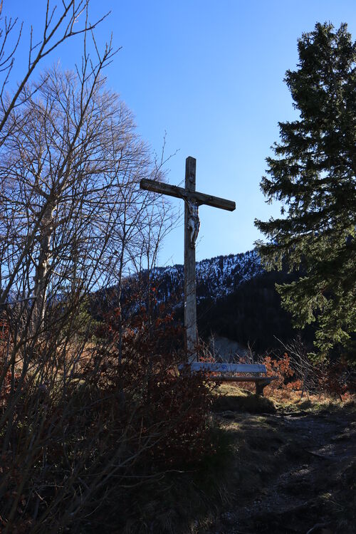 Ein Kreuz schmückt die abgegangene Veste Schaumburg