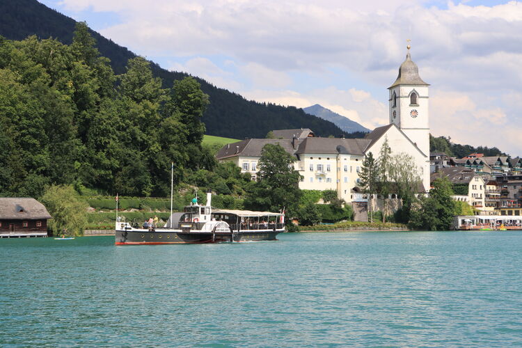 Linienschiffe verkehren auf den größeren Seen, wie hier bei St. Wolfgang