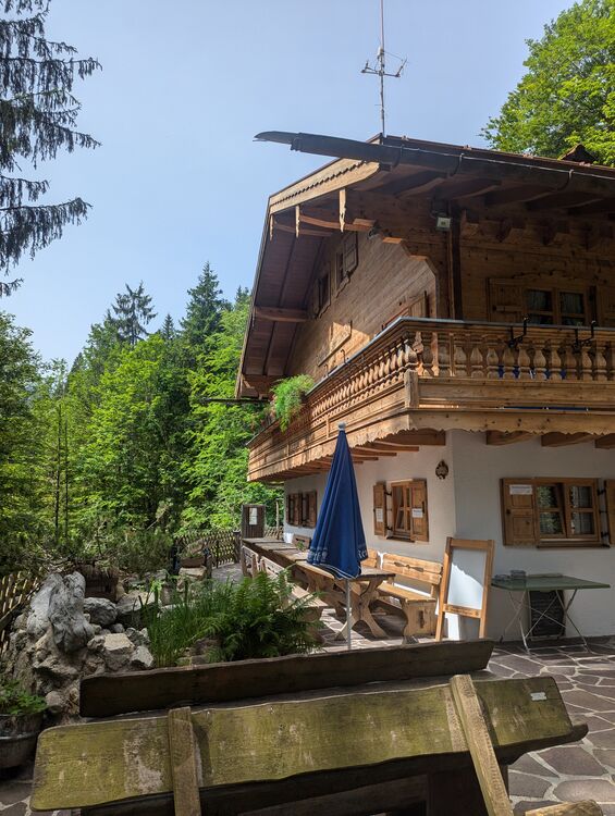 Noch nichts los an der im Wald gelegenen Kirchsteinhütte