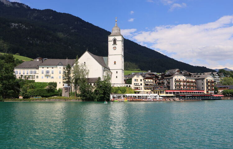 Der bekannte Wallfahrtsort St. Wolfgang ist ein Besuchermagnet im Salzkammergut