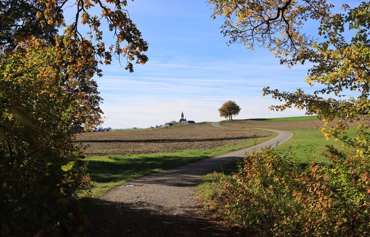 Auf dem Weg von Seefeld nach Andechs kommt endlich das Kloster in Sichtweite