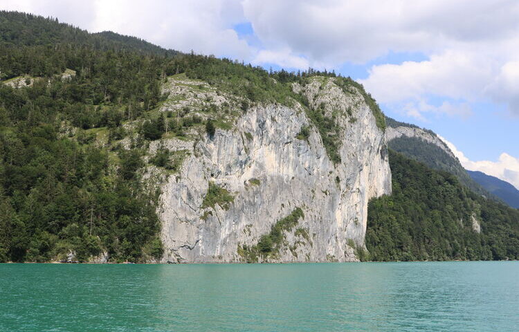 Der Falkenstein erhebt sich als steile Felswand über dem Wolfgangsee