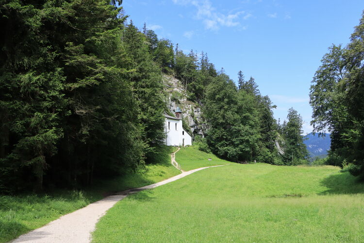 An der kleinen Wallfahrtskirche auf dem Falkenstein