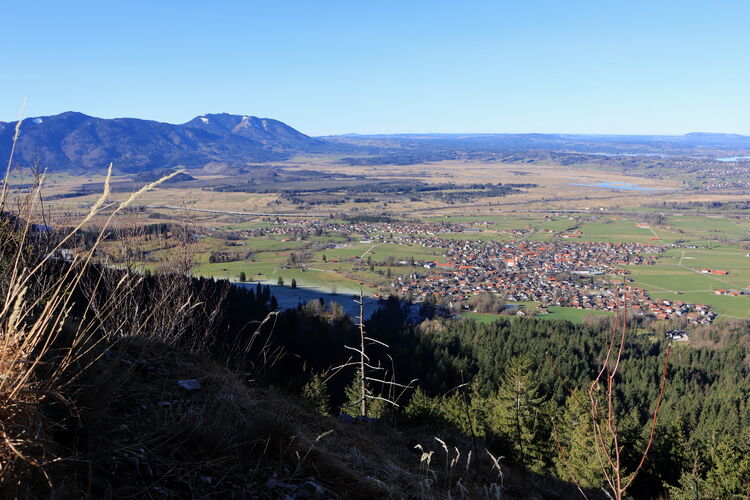 Winterstimmung am Kleinen Illing mit Blick über das Voralpenland