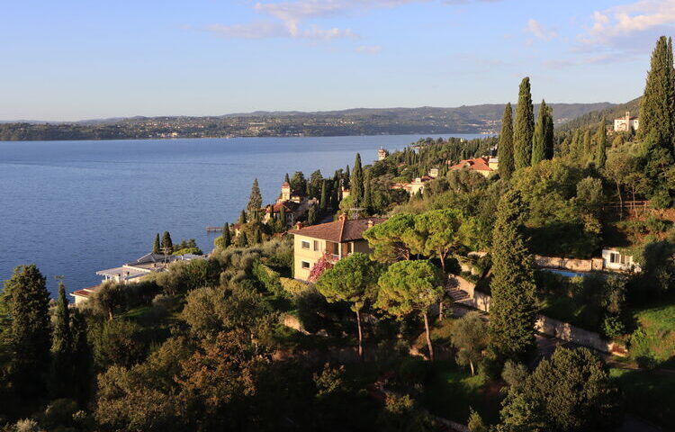 Abendlicher Blick über Gardone Riviera