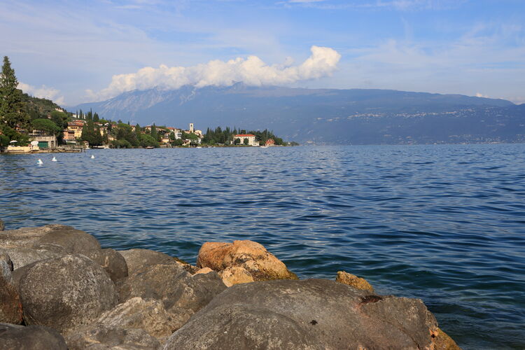 Um Seeufer in Gardone Riviera