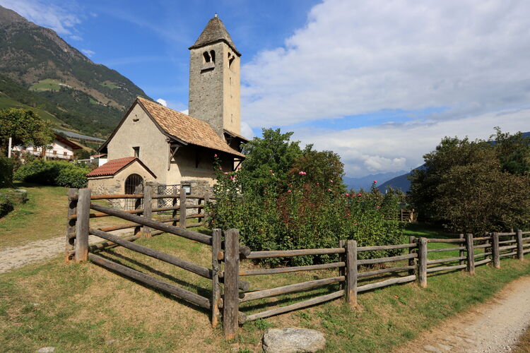 Die Kirche St. Prokulus am Ortsrand von Naturns ist mehr als 1.000 Jahre alt