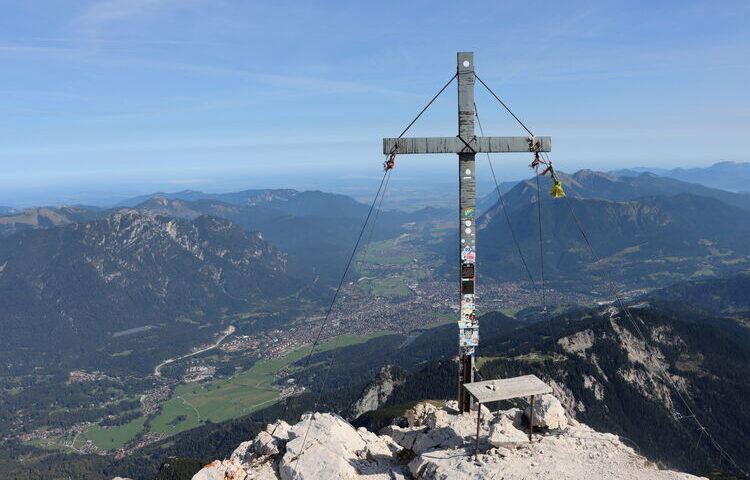 Am überraschend einsamen Gipfelkreuz der vielbesuchten Alpspitze