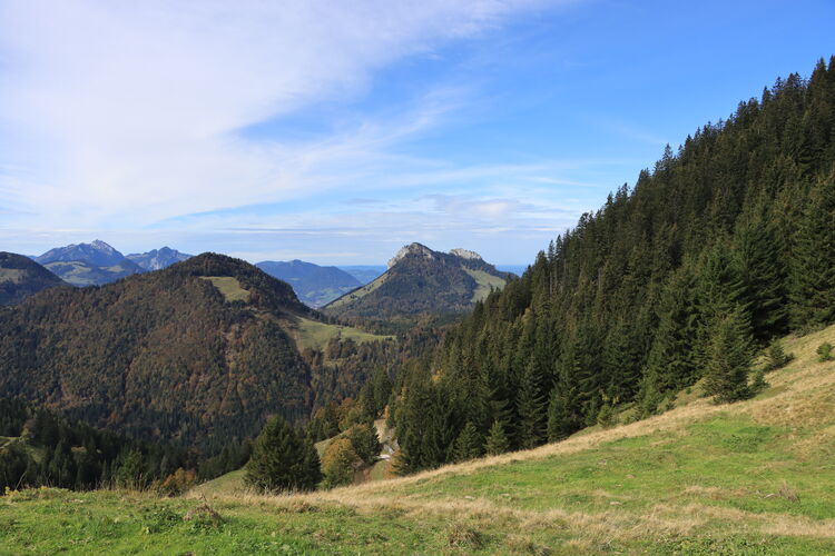Die Wolkendecke bricht im Anstieg zum Spitzstein endlich auf