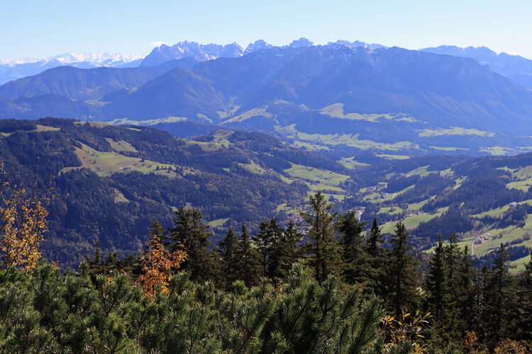 Trotz herbstlichem Gegenlicht bleibt das Kaisergebirge ein Blickfang