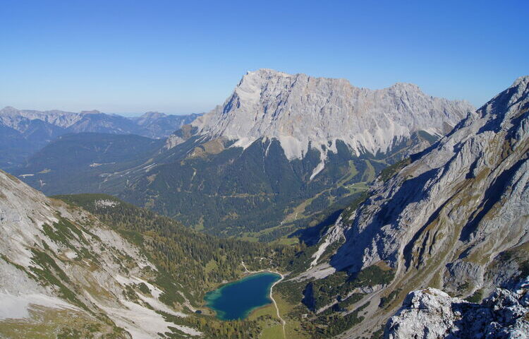 Blick vom Vorderen Drachenkopf über den Seebensee zur Zugspitze