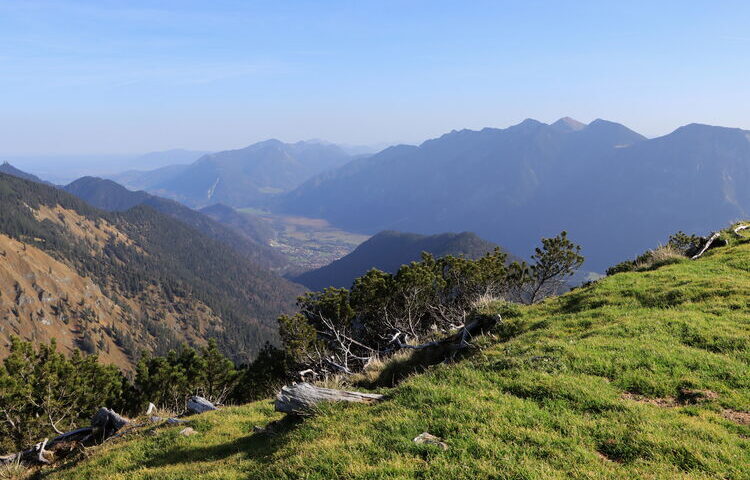 Vom Brünstelskopf geht der Blick ins Loisachtal, nach Oberau