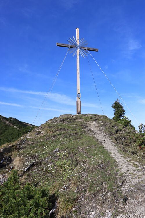 Das Brünstelskreuz steht auf einem kleinen Vorgipfel