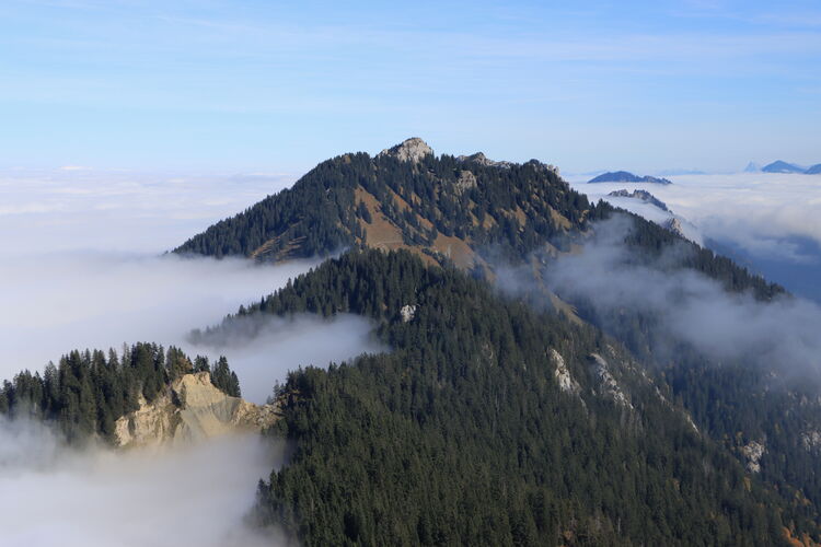 Herbstnebel zieht über das Ammergebirge