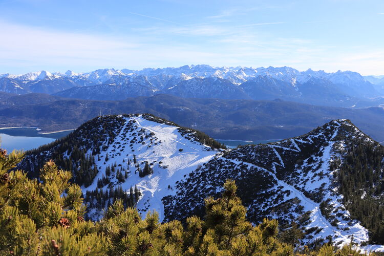 Trotz des nahezu schneefreien Aufstiegs zeigt sich Herzogstand noch winterlich
