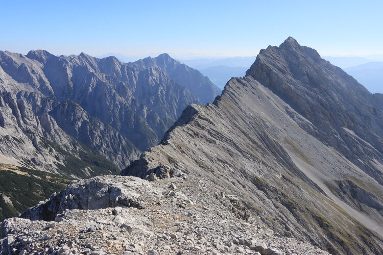 Von der Speckkarspitze geht der Blick zu den benachbarten Bettelwürfen