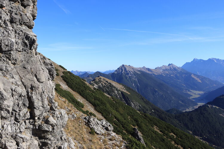 Auf der anderen Talseite liegt der Danielkamm in der Sonne