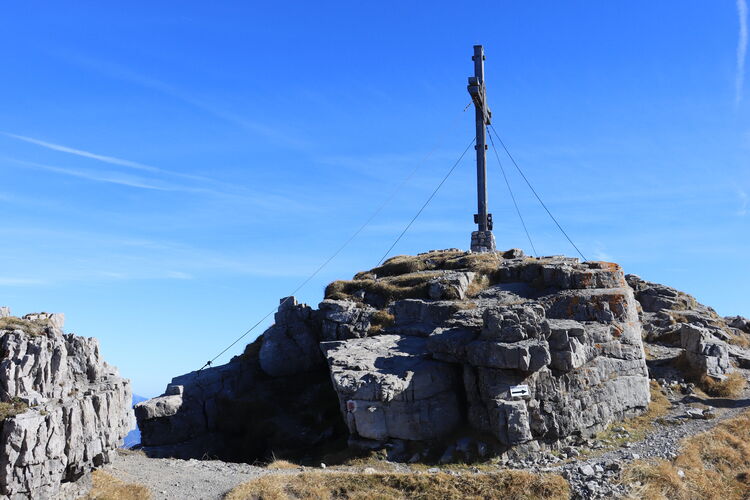 Ein seltener Moment der Ruhe am Gipfelkreuz des Thanellers