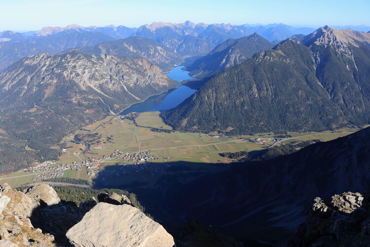 Über den Plansee geht der Blick vom Thaneller ins Herz der Ammergauer