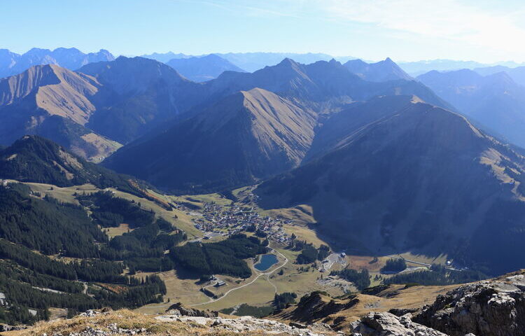 Tiefblick vom Thaneller nach Berwang