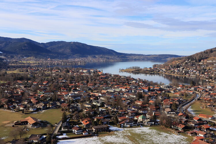 Schon bald nach dem Start lohnt der Blick über den Tegernsee