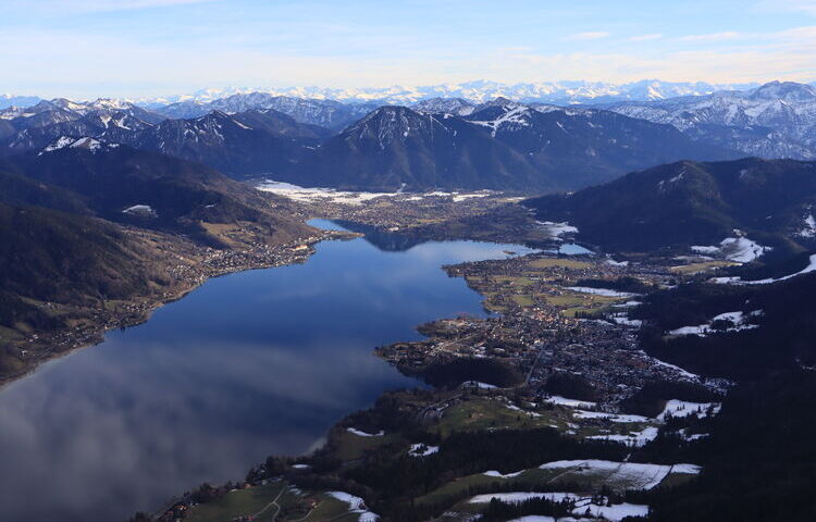 Langsam bleibt der Tegernsee zurück