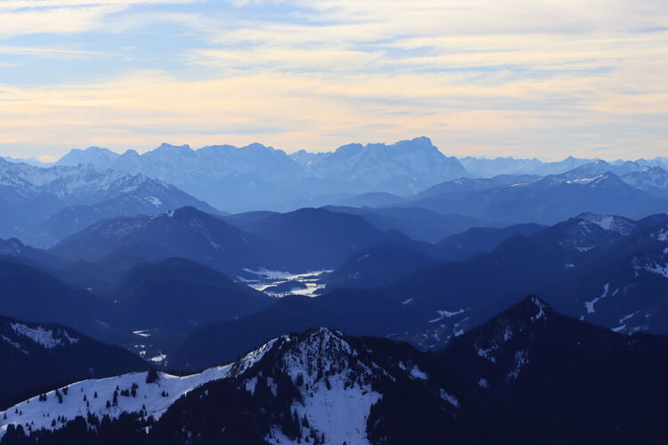 Im Südosten zeigt sich das Wettersteingebirge