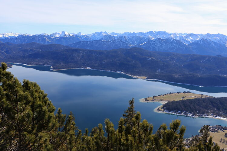 Tiefblick vom Fahrenbergkopf zur "Bayerischen Karibik"
