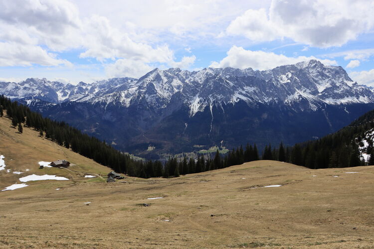 Im Abstieg geht der Blick über die Stepbergalm zum Wettersteingebirge