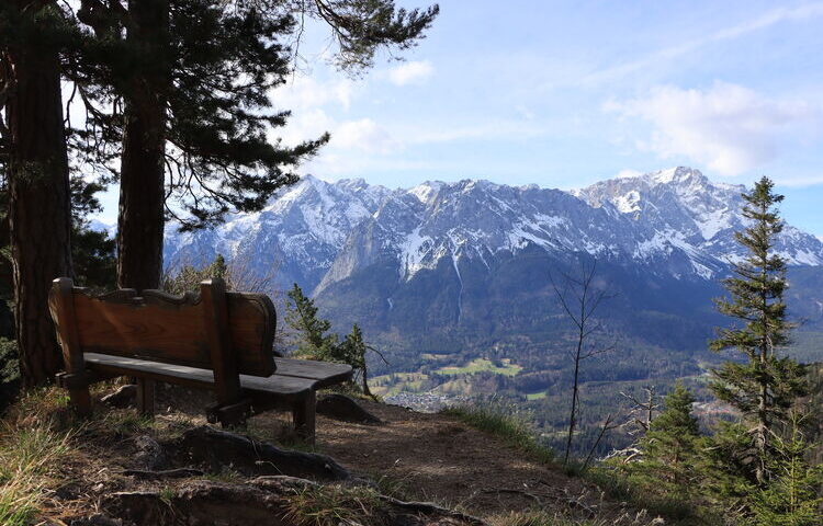 Eine willkommene Bank mit Aussicht auf dem Weg zum Hirschbichel
