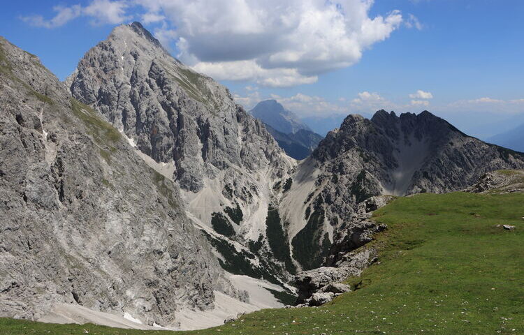 Die Westliche Griesspitze erhebt sich gewaltig steil über dem Inntal