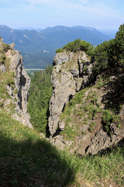 Durch diese Felstürme leitet die Rinne über die Felsstufe hinunter