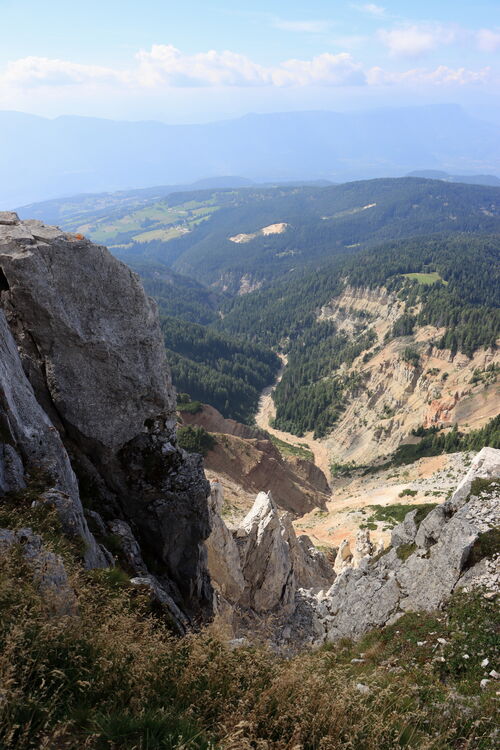 Die Bletterbachschlucht setzt unmittelbar am Gipfel an. Gewaltig!