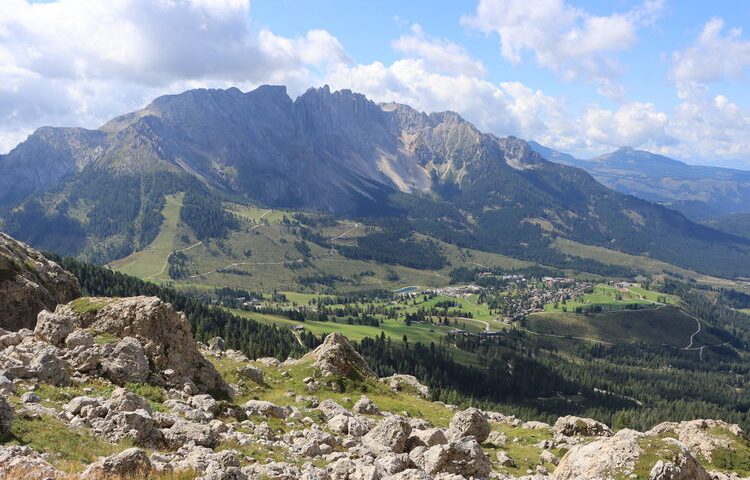 Blick vom Hirzelweg über den Karerpass zum Latemar